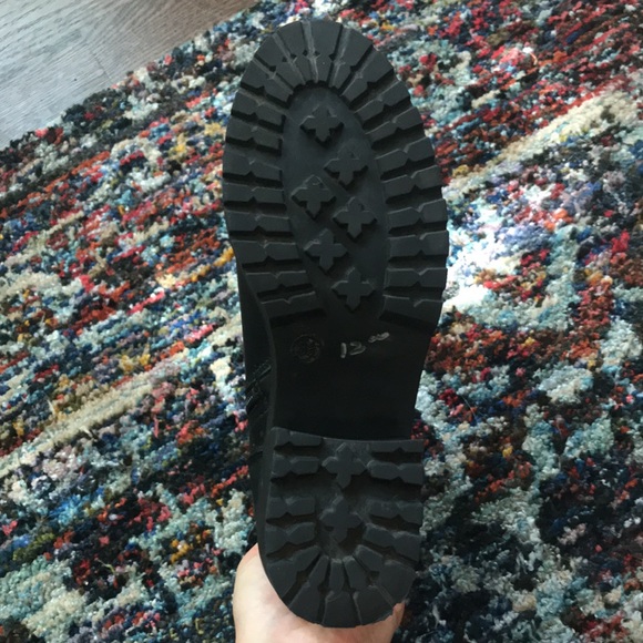 Black boots with silver buckles on the side, size 8 1/2, fits a bit large. - Picture 4 of 4